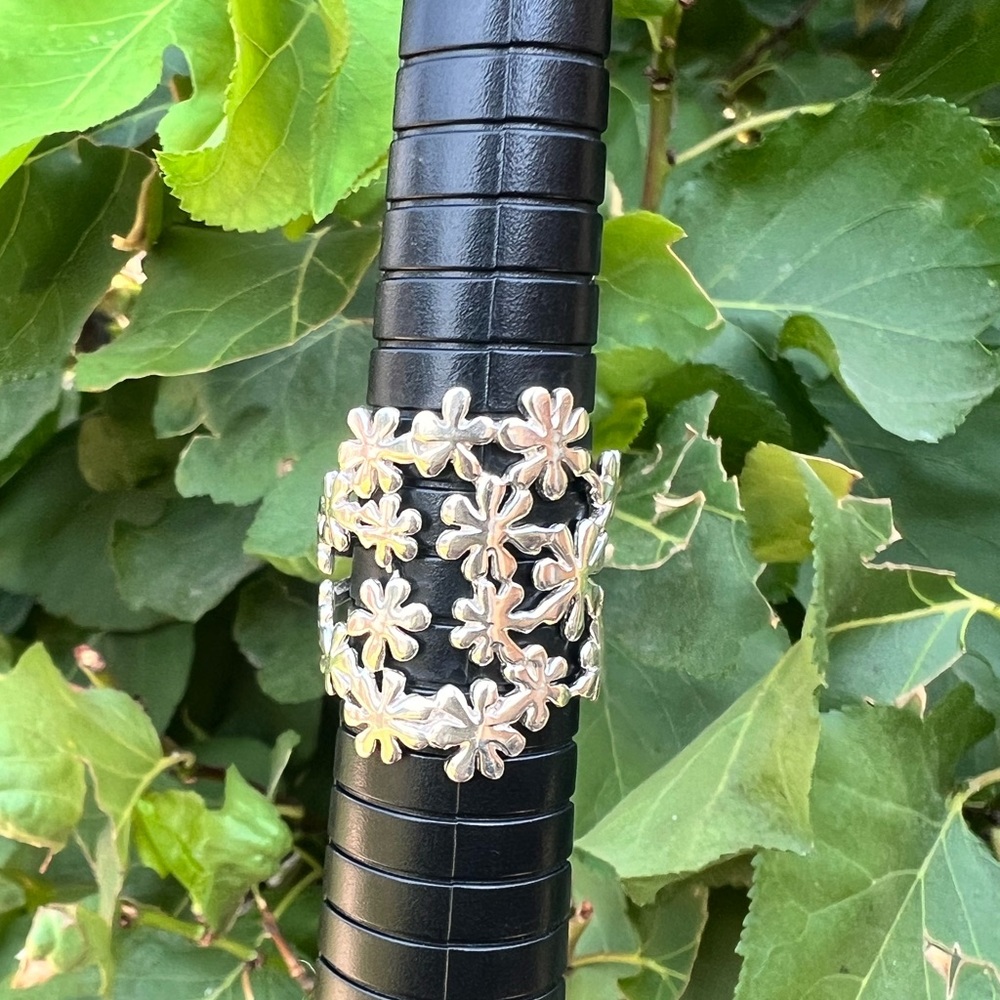 Flower bouquet ring